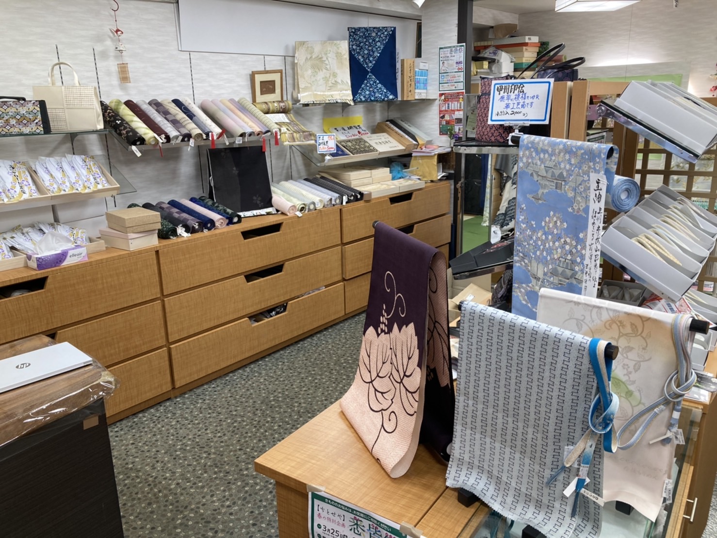 ちとせや呉服店 店内